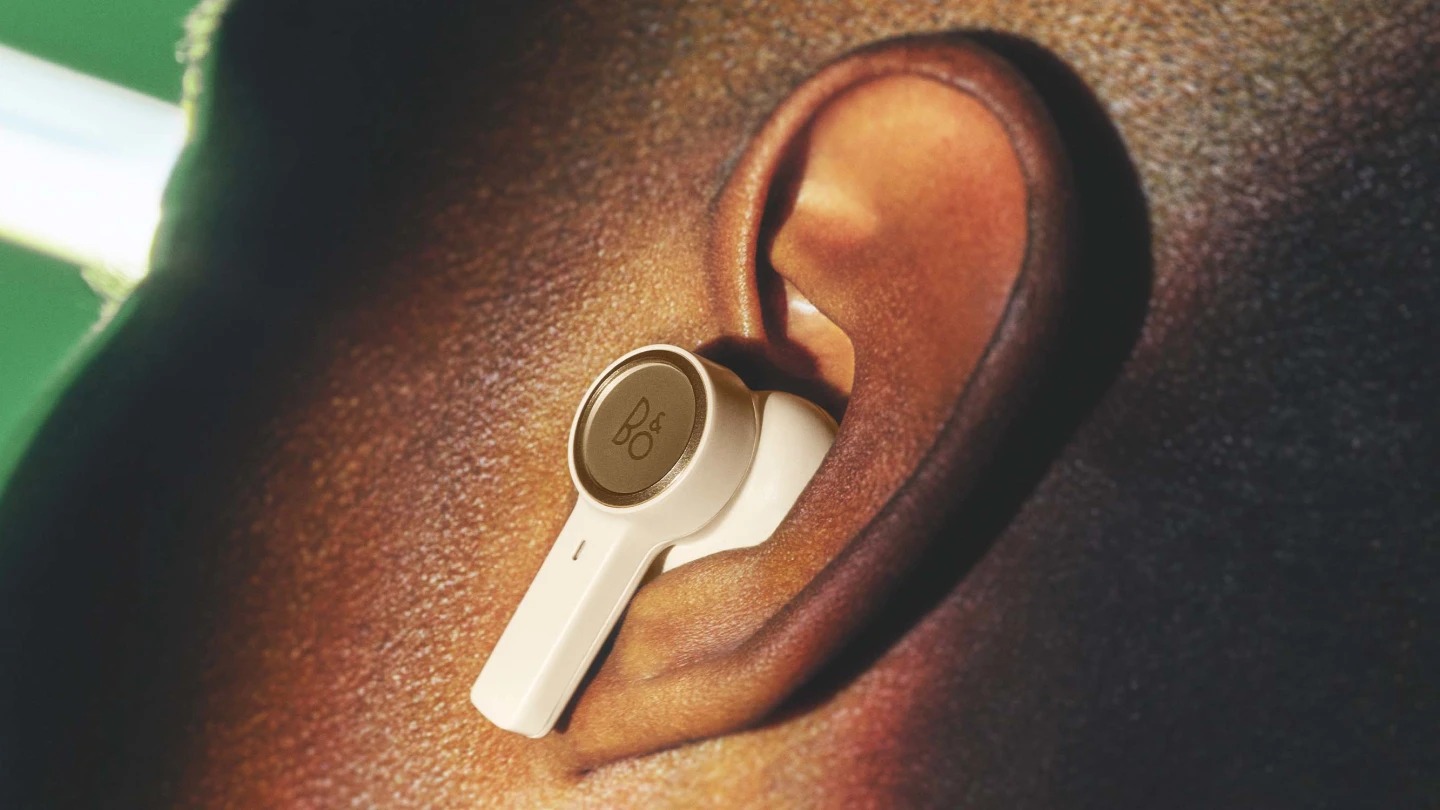 Detail of Beoplay EX gold in the ear of_yyth.jpg